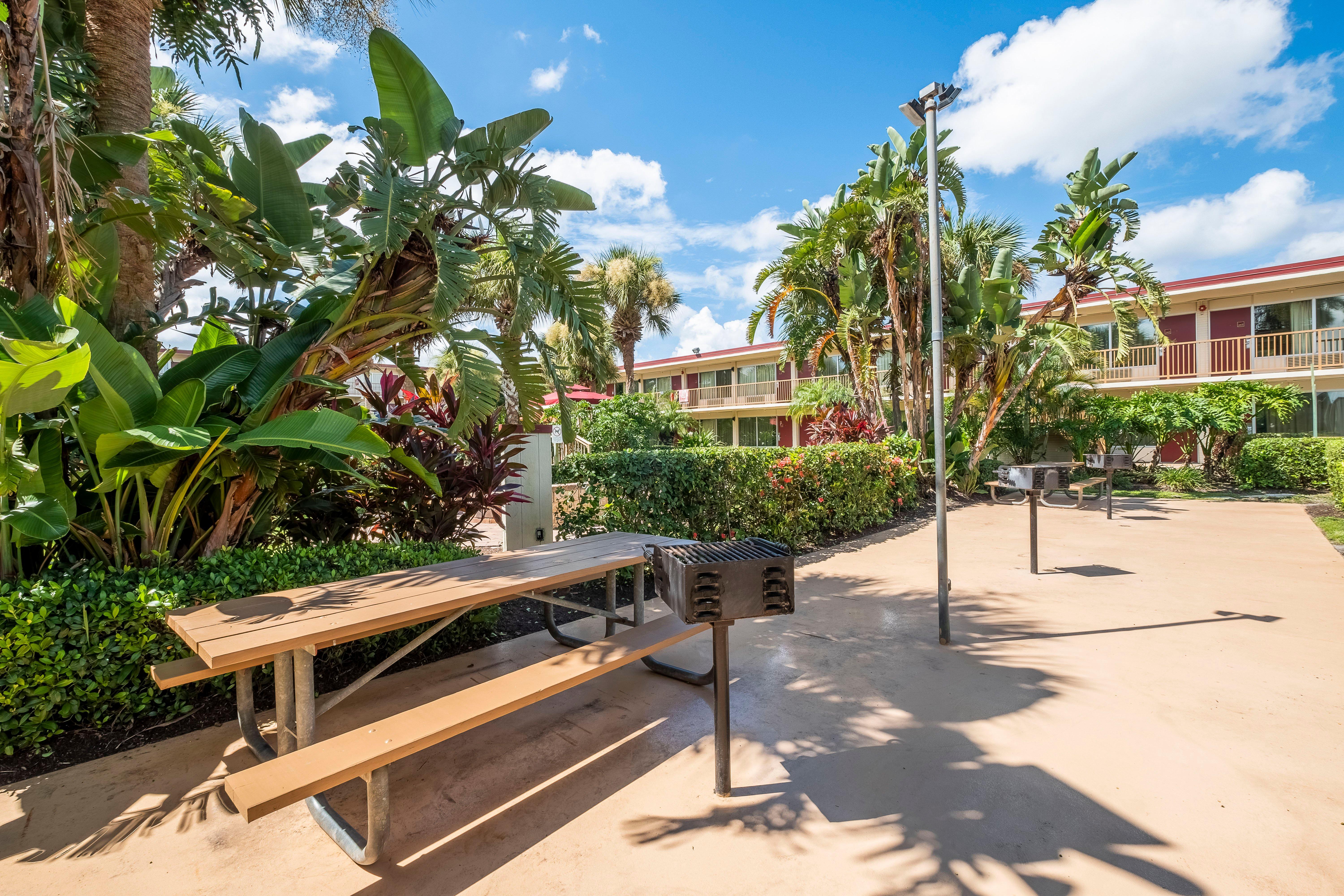 Red Roof Inn Plus+ & Suites Naples Downtown-5Th Ave S Zewnętrze zdjęcie